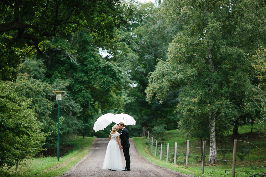 Bröllopsporträtt i regn